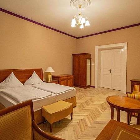 4 Bedrooms 130M2 Apartment At The Main City Square Praga Esterno foto