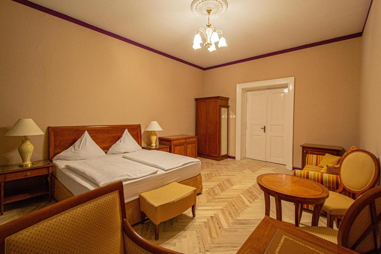 4 Bedrooms 130M2 Apartment At The Main City Square Praga Esterno foto