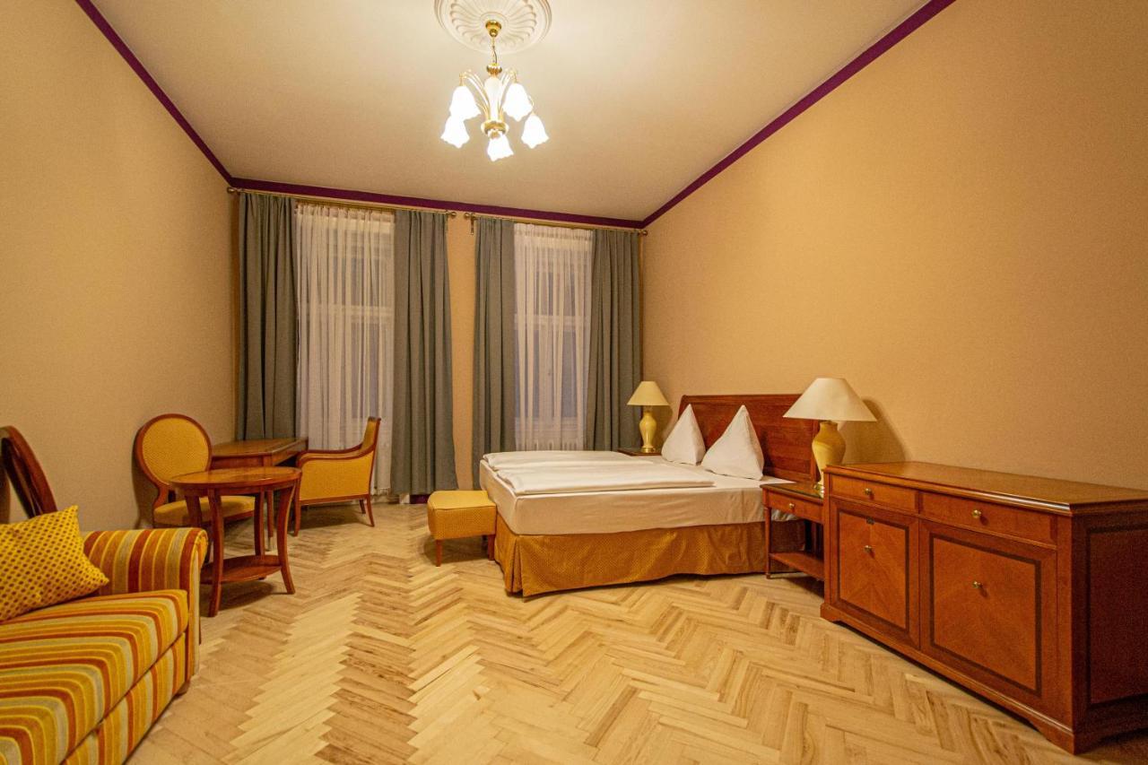 4 Bedrooms 130M2 Apartment At The Main City Square Praga Esterno foto