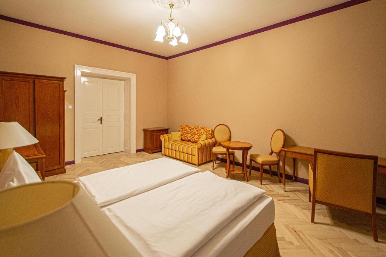 4 Bedrooms 130M2 Apartment At The Main City Square Praga Esterno foto