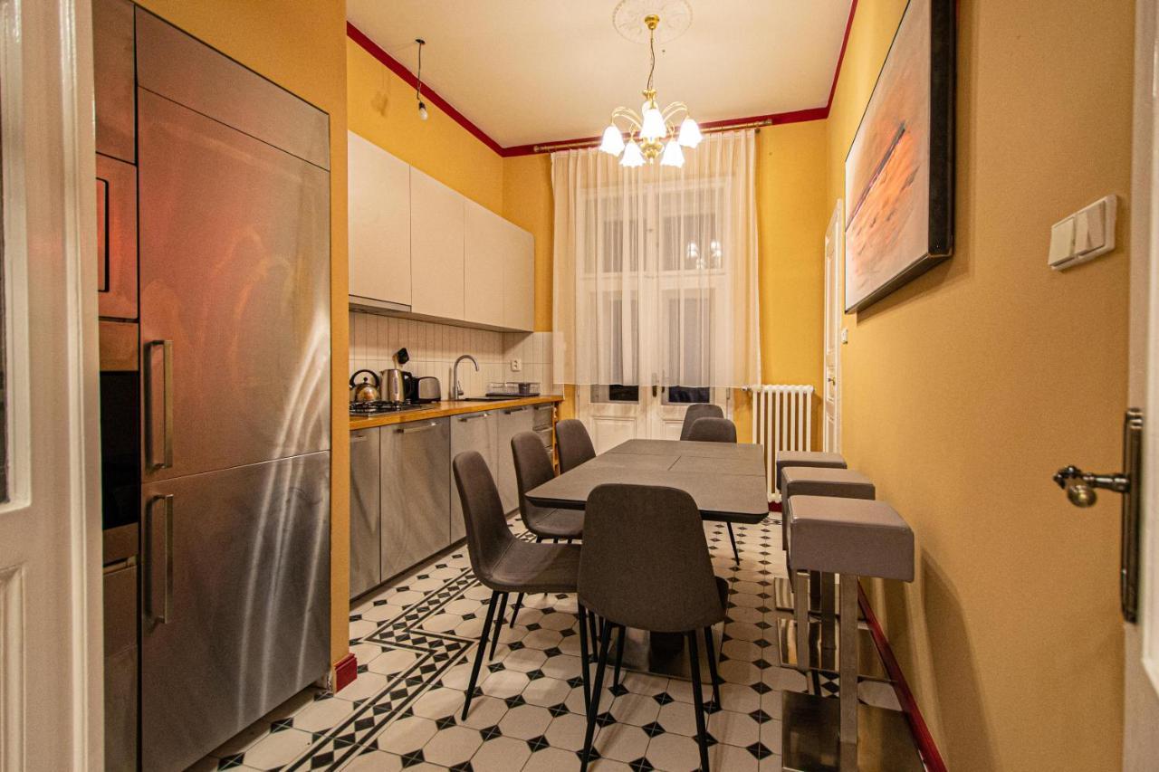 4 Bedrooms 130M2 Apartment At The Main City Square Praga Esterno foto