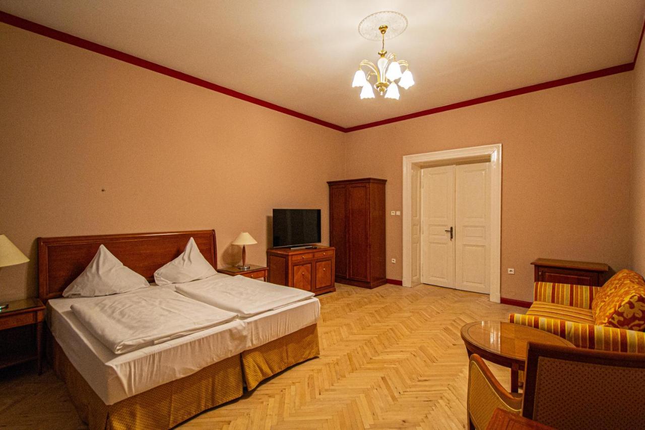 4 Bedrooms 130M2 Apartment At The Main City Square Praga Esterno foto