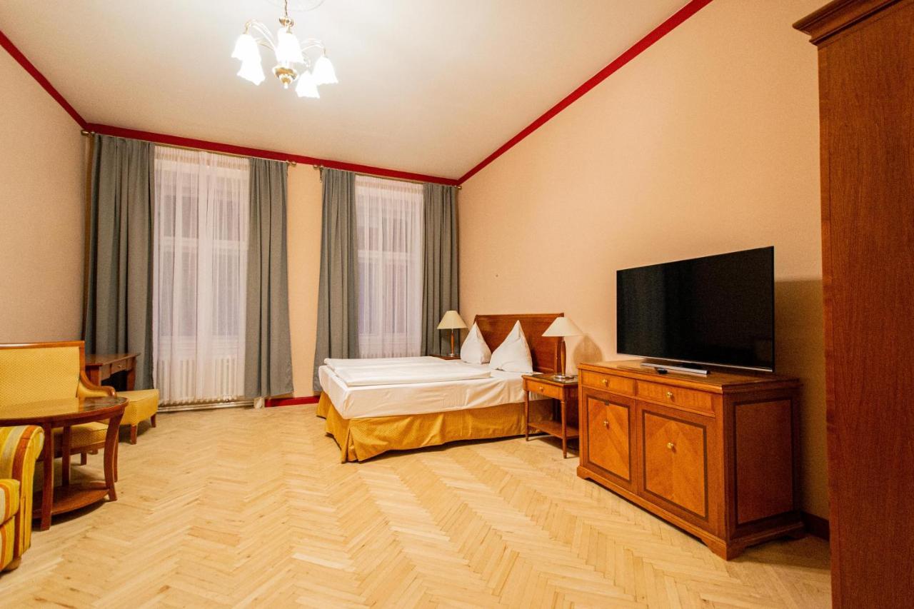 4 Bedrooms 130M2 Apartment At The Main City Square Praga Esterno foto