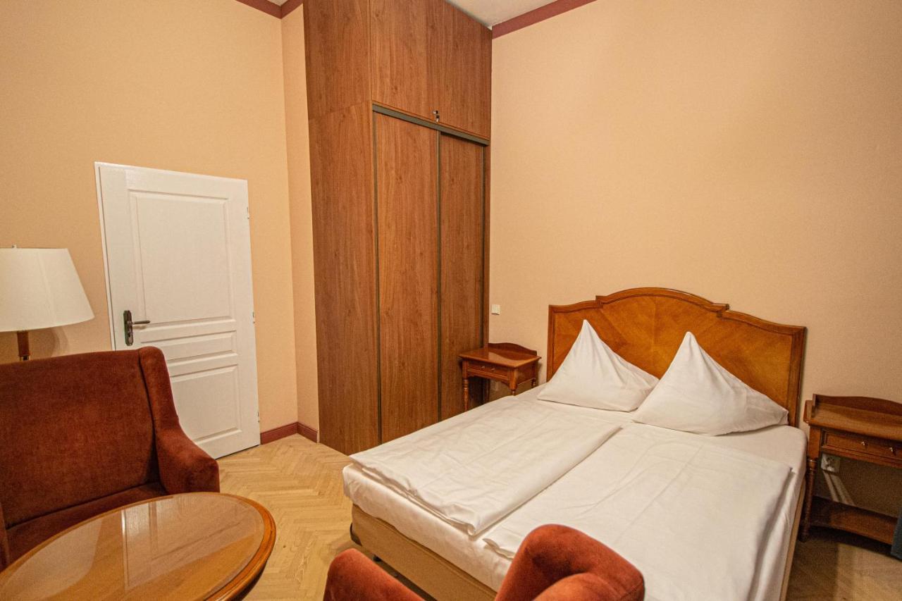 4 Bedrooms 130M2 Apartment At The Main City Square Praga Esterno foto