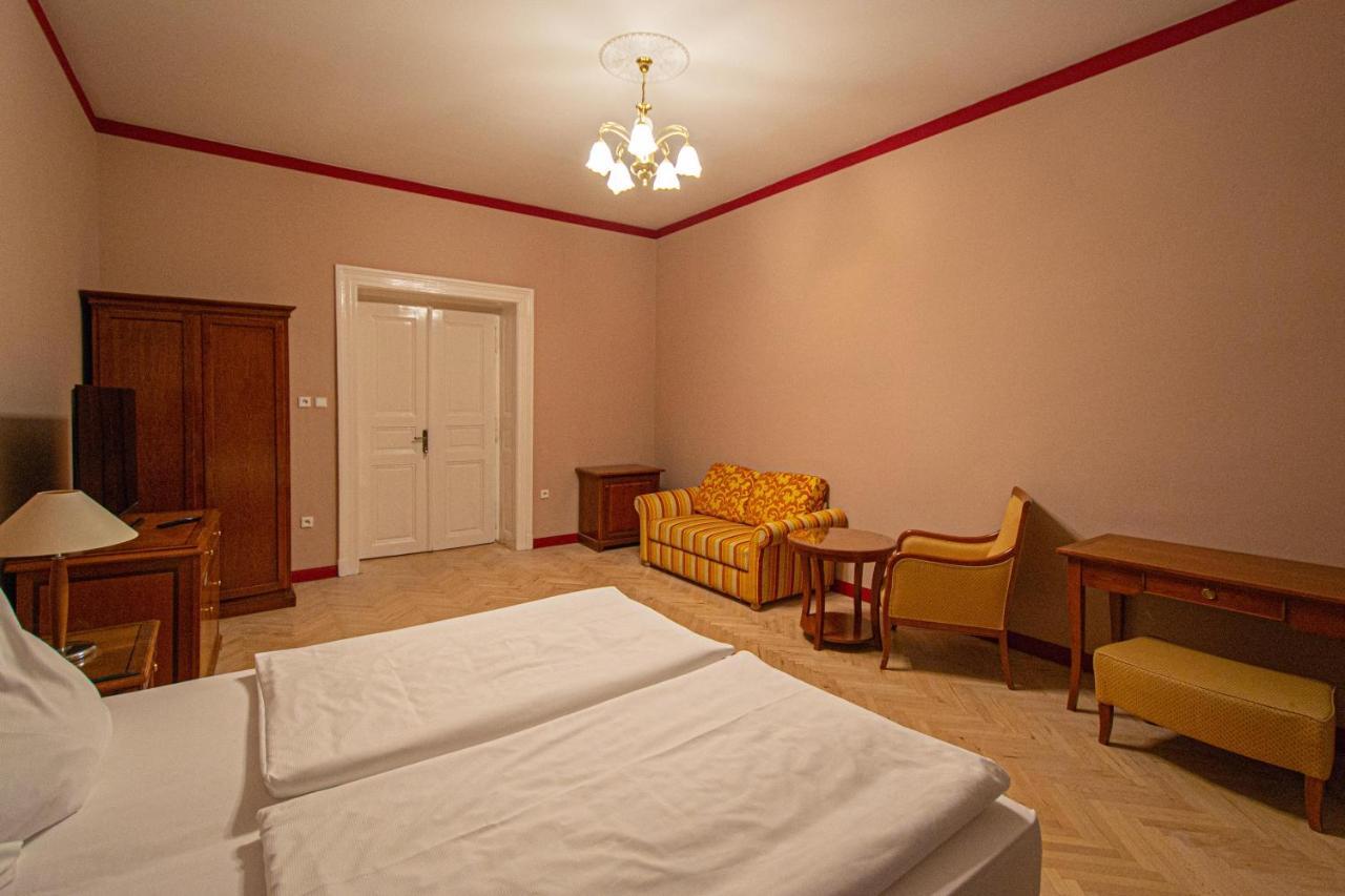 4 Bedrooms 130M2 Apartment At The Main City Square Praga Esterno foto
