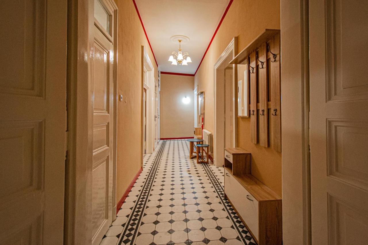 4 Bedrooms 130M2 Apartment At The Main City Square Praga Esterno foto
